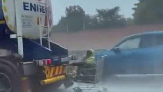 Polis her yerde onu arıyor! Otoyolda market arabasıyla yolculuk yapan kişi sosyal medyada popüler oldu