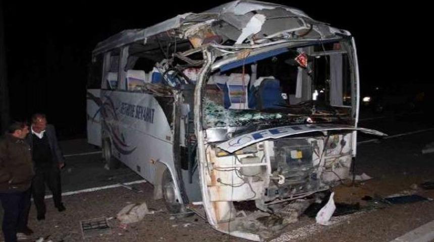 Lastiği patlayan midibüs devrildi: 8 yaralı