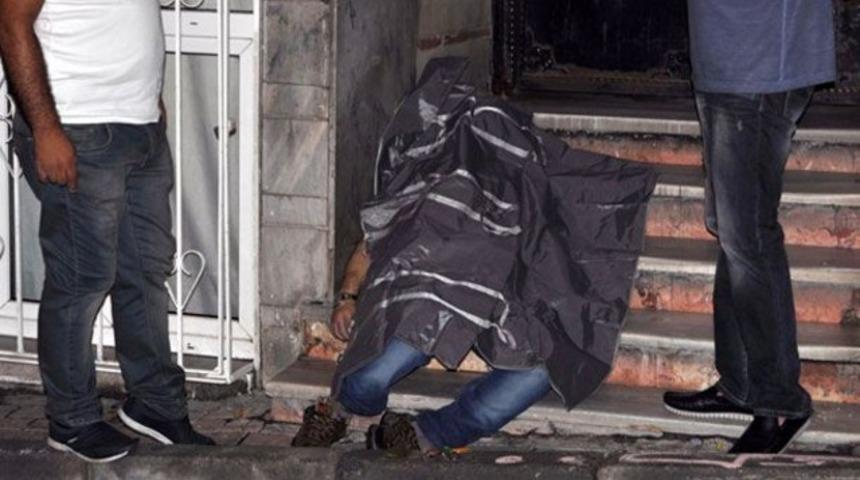 2 kişi apartmanın önüne bıraktı