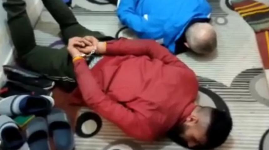 Baba, oğlu ve bir kadın suçüstü yakalandı!