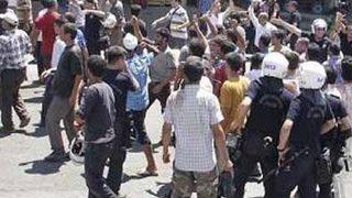 Hamallar sopalarla Suriyelileri kovaladı