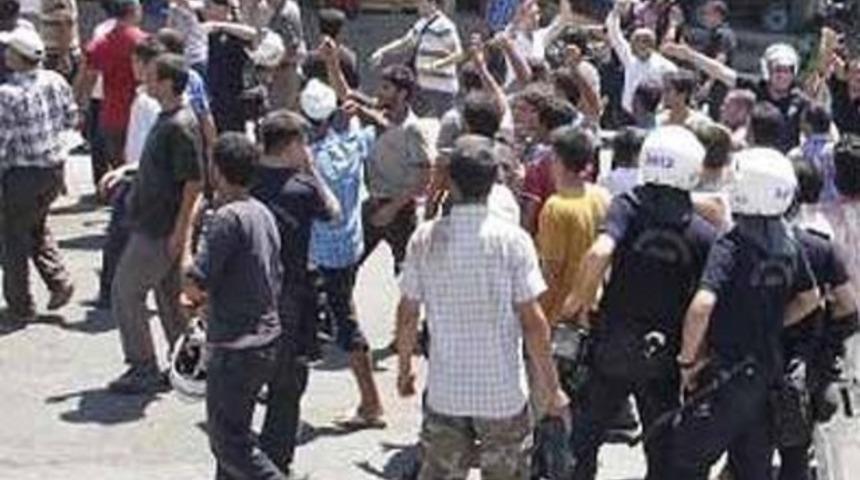 Hamallar sopalarla Suriyelileri kovaladı