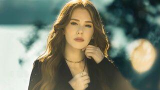 Elçin Sangu pencere önünde poz verdi! İddialı bacak dekoltesiyle olay oldu