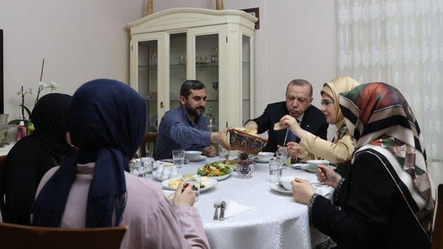 Erdoğan çifti, İstanbul Ümraniye'de bir ailenin iftar sofrasına konuk oldu