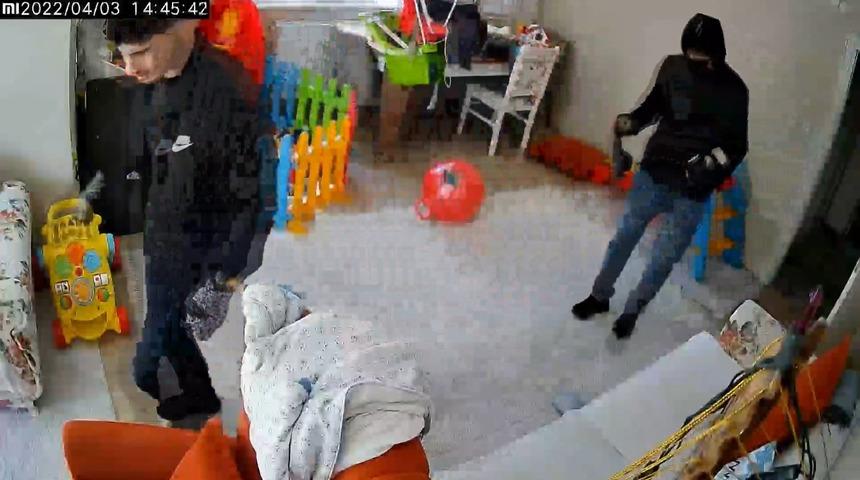 Hırsızların yaptığı şaşkına çevirdi! Ellerine çorap geçirerek evi talan ettiler