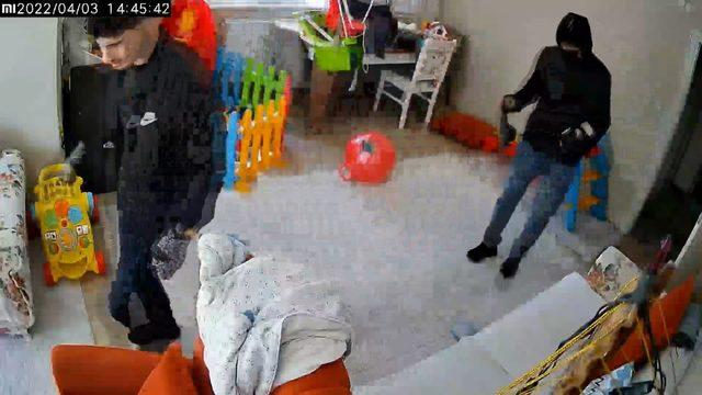Hırsızların yaptığı şaşkına çevirdi! Ellerine çorap geçirerek evi talan ettiler