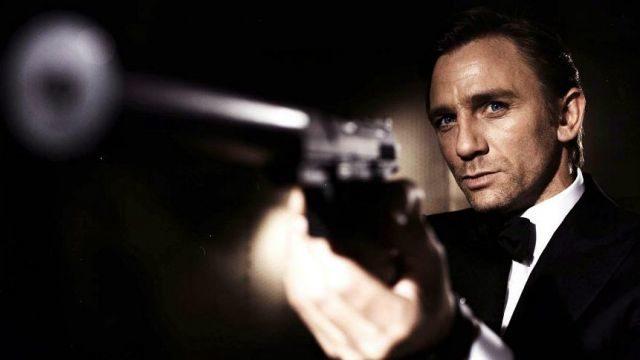 James Bond 'iktidarsız bir alkolik'