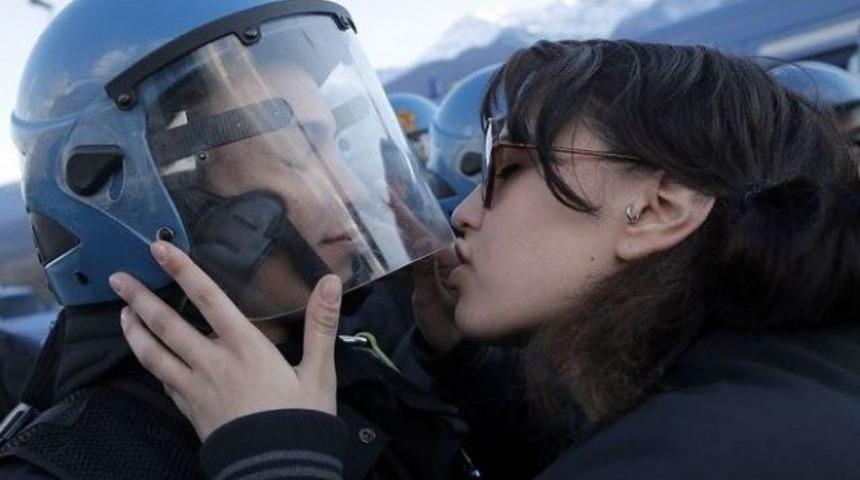 Protestocu kadın, polisi öptü