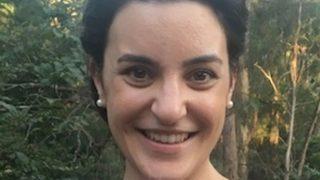 Bebeğini tren raylarının üzerine bıraktı! Gözlerini kapatıp dakikalarca bekledi