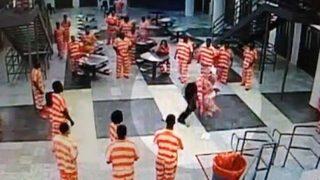 Gardiyan mahkumu yere vurarak öldürdü