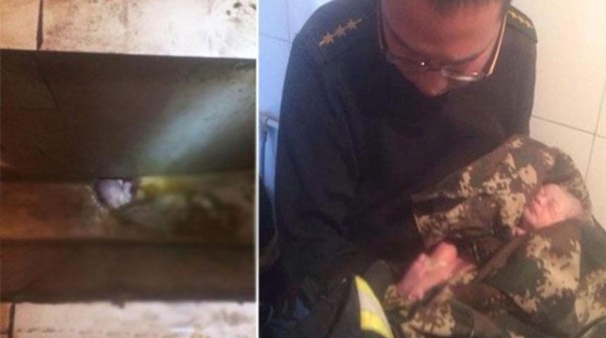 Doğurup, tuvalete attı