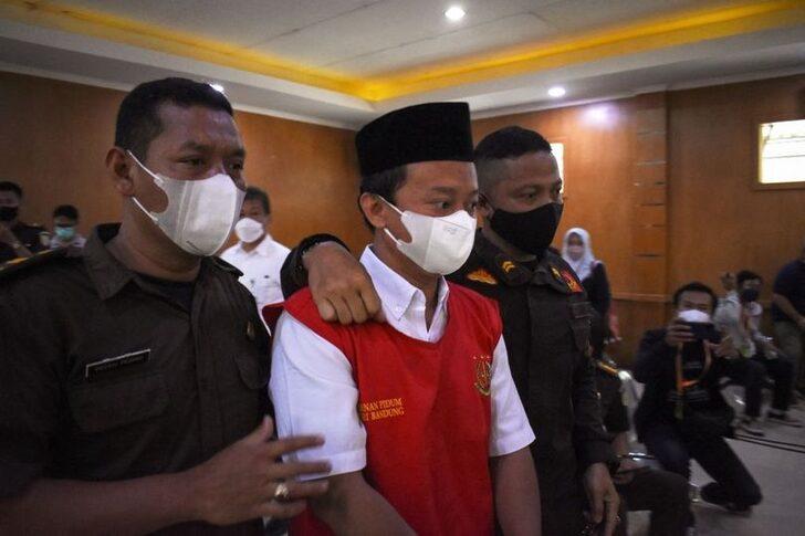 13 öğrencisine tecavüz eden Endonezyalı okul müdürünün cezası kesinleşti