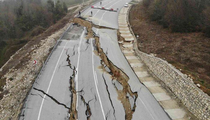 Karadeniz'i İstanbul'a bağlayan yol, sağanak yağışlar sonrası tamamen çöktü