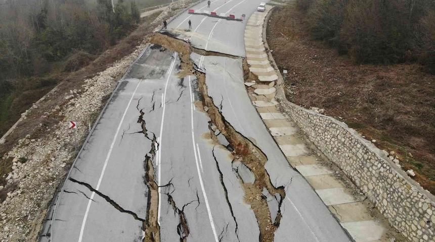 Karadeniz'i İstanbul'a bağlayan yol, sağanak yağışlar sonrası tamamen çöktü