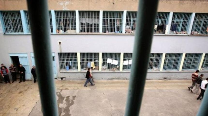 Tecavüzcüsüyle aynı cezaevine kapatıldı