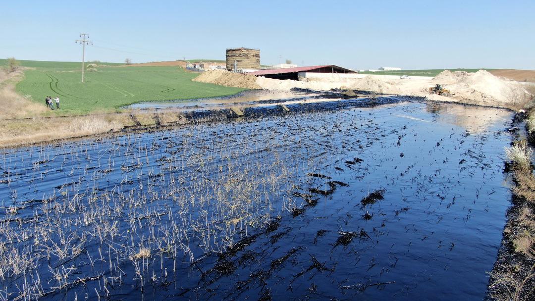Tonlarca yakıt &ccedil;evreye yayıldı! Edirne'de fuel oil kazanı patladı: Bakanlıktan a&ccedil;ıklama geldi