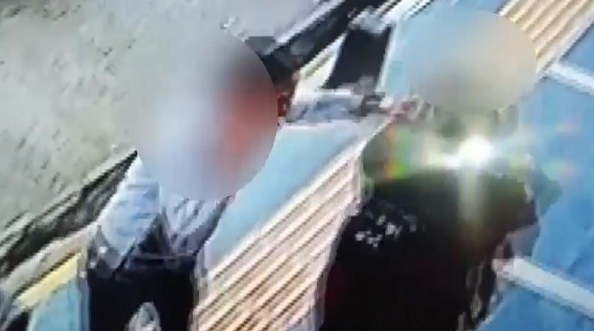 Boynundan altın kolye çaldı! Karar şaşkına çevirdi... O anlar kameraya yansıdı