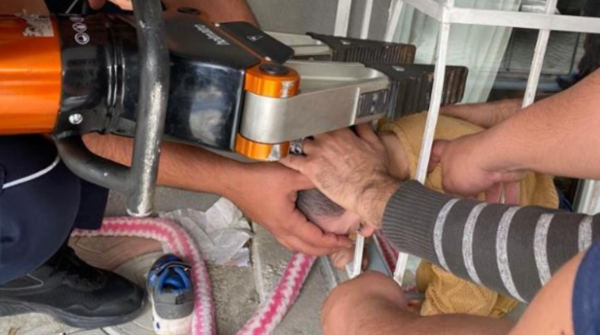 İtfaiye seferber oldu! Kafası demir korkuluğa sıkışan çocuk böyle kurtarıldı