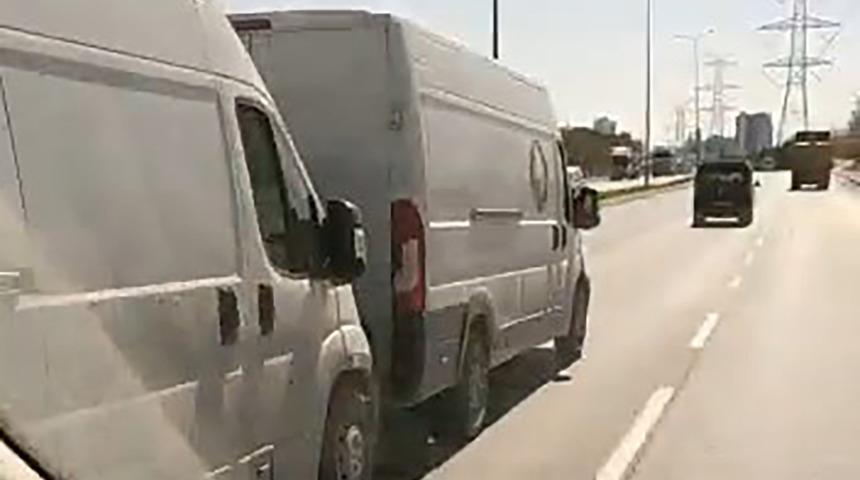 Trafikte şaşkına çeviren anlar! Kimse anlam veremedi