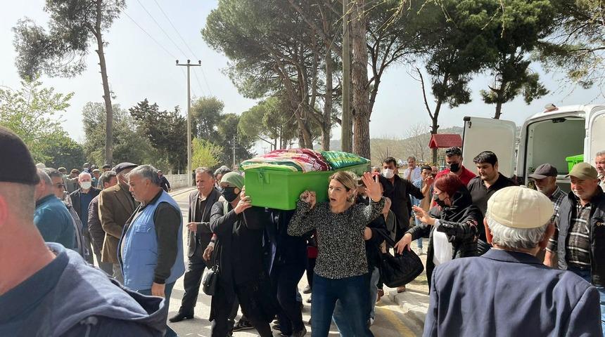 Eşi tarafından öldürülen Esma Sedan'ın tabutu kadınların omzunda taşındı