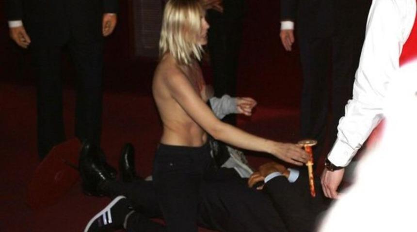 Femen üyesine şok ceza