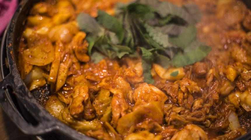 Geleneksel Kore yemeği Dak Galbiyi evde hazırlayın! İşte Dak Galbi tarifi ve malzemeleri...