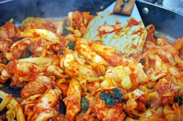 Geleneksel Kore yemeği Dak Galbiyi evde hazırlayın! İşte Dak Galbi tarifi ve malzemeleri...