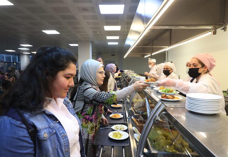 Emine Erdoğan KYK yurdunda öğrencilerle iftar yaptı