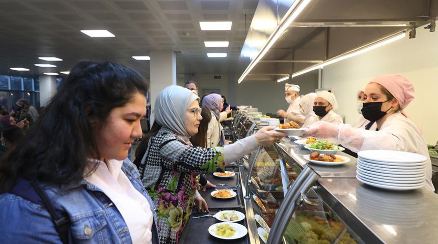 Emine Erdoğan KYK yurdunda öğrencilerle iftar yaptı