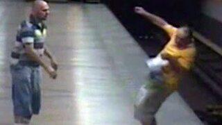 Bir anda raylara itti!