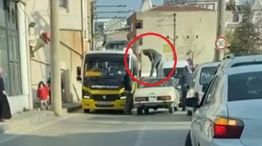 Bursa'da öfkeli sürücüden akılalmaz hareketler! Otomobilin üzerine çıktı, minibüs sürücüsüne böyle tekme attı