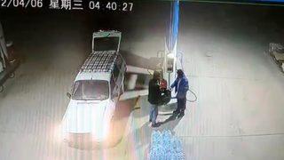 Şaşkına çeviren olay! Çaldıkları araca yakıt almak için lastiği rehin bıraktılar