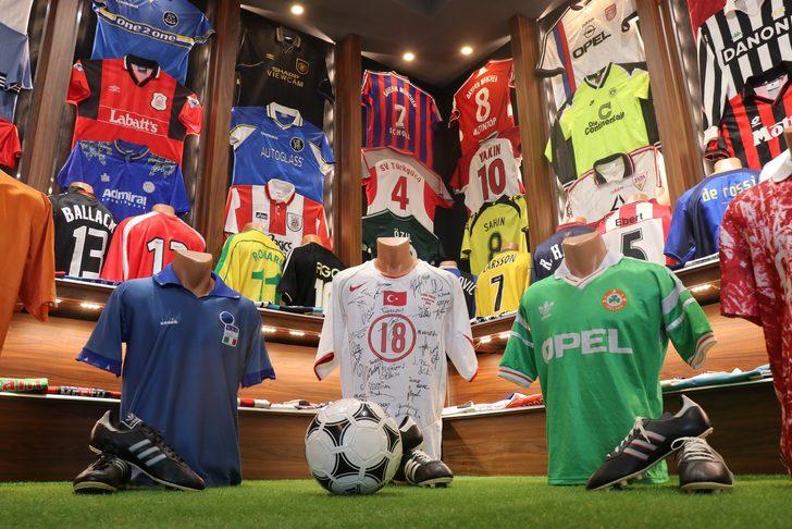 Dünyanın dört bir yanından topladığı formaları 75 metrekareye sığdırmaya çalışıyor: Trabzonspor forması için ev ve araba teklif ettiler G1