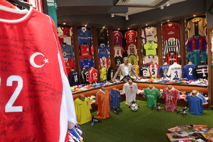 Dünyanın dört bir yanından topladığı formaları 75 metrekareye sığdırmaya çalışıyor: Trabzonspor forması için ev ve araba teklif ettiler G2