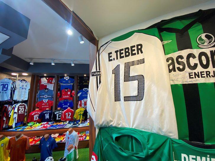 Dünyanın dört bir yanından topladığı formaları 75 metrekareye sığdırmaya çalışıyor: Trabzonspor forması için ev ve araba teklif ettiler G4