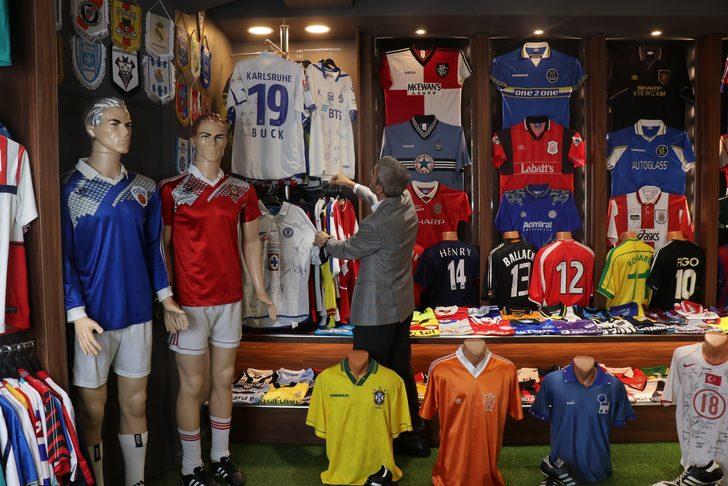 Dünyanın dört bir yanından topladığı formaları 75 metrekareye sığdırmaya çalışıyor: Trabzonspor forması için ev ve araba teklif ettiler G5