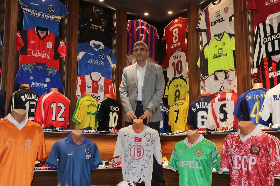 D&uuml;nyanın d&ouml;rt bir yanından topladığı formaları 75 metrekareye sığdırmaya &ccedil;alışıyor: Trabzonspor forması i&ccedil;in ev ve araba teklif ettiler