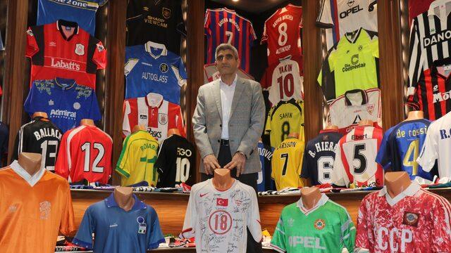 Dünyanın dört bir yanından topladığı formaları 75 metrekareye sığdırmaya çalışıyor: Trabzonspor forması için ev ve araba teklif ettiler