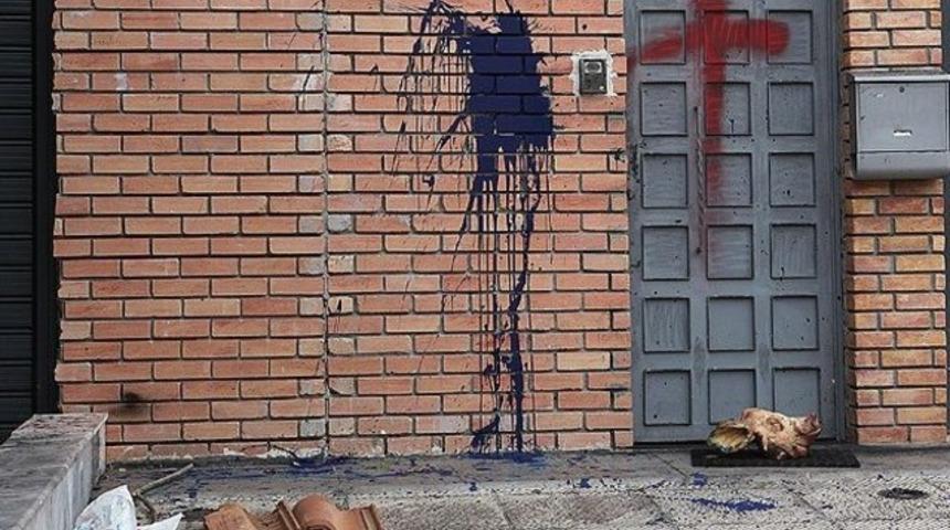 Yunanistan'da mescide çirkin saldırı