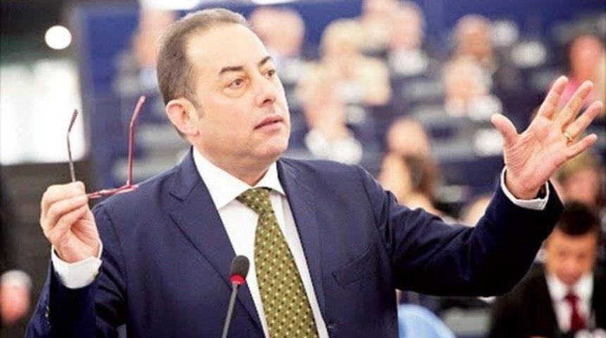 Türkiye’yi yanlış yöne götürüyor