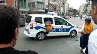 Mersin'de inanılmaz anlar! Polis aracının camından elleri kelepçeli şekilde kaçmaya çalıştı