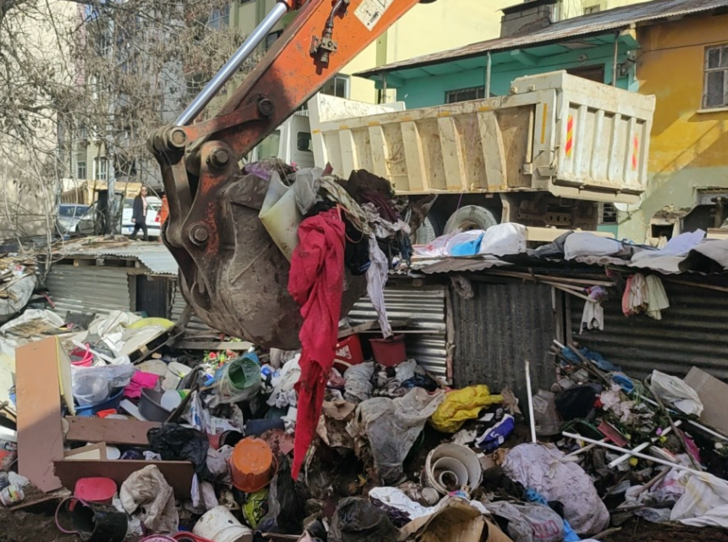 Tunceli'de korkunç tablo! Komşular kötü kokuya dayanamadı, evden 6 ton çöp çıktı