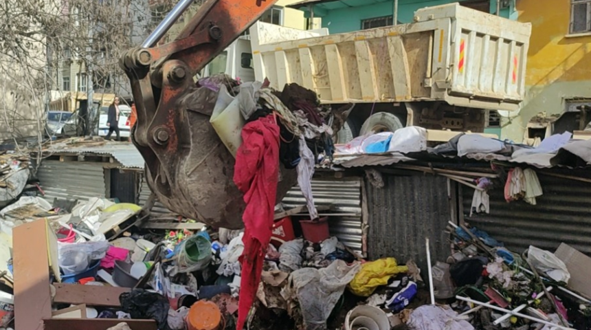 Tunceli'de korkunç tablo! Komşular kötü kokuya dayanamadı, evden 6 ton çöp çıktı