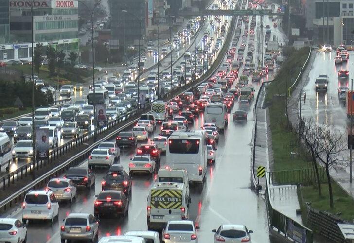 Son dakika | İstanbul'da sağanak yağış trafiği kilitledi! Yoğunluk yüzde 80'e ulaştı