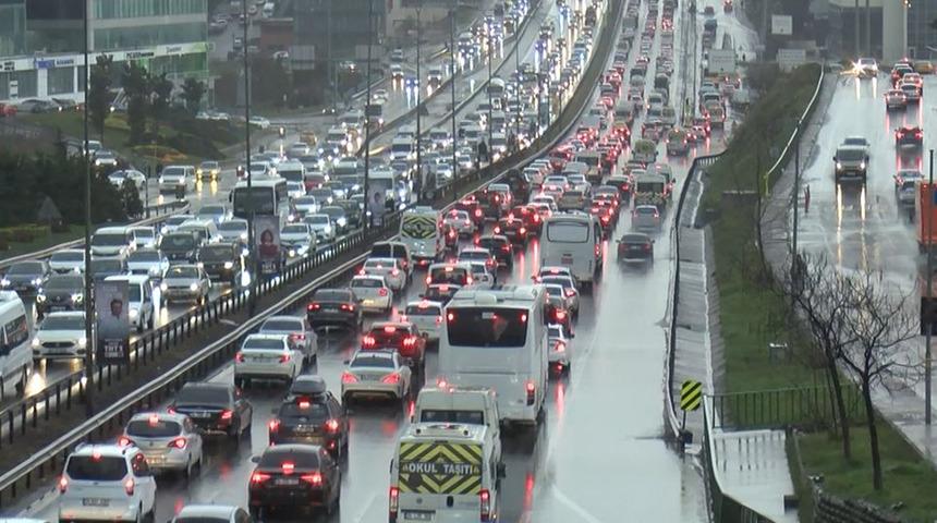 Son dakika | İstanbul'da sağanak yağış trafiği kilitledi! Yoğunluk yüzde 80'e ulaştı