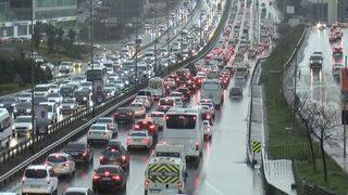 Son dakika | İstanbul'da sağanak yağış trafiği kilitledi! Yoğunluk yüzde 80'e ulaştı
