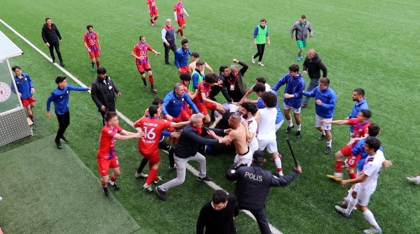 Zonguldak'taki amatör maçta futbolcular kavga etti: 10 yaralı