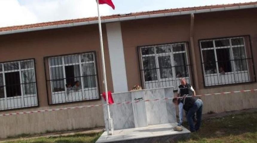Atatürk büstüne çirkin saldırı