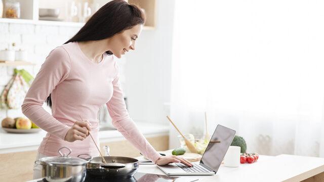 Yemeklerin yanına çok yakışacak: Narlı avokadolu yeşil salata! Zuhal Topal'la Yemekteyiz narlı avokadolu yeşil salata tarifi!