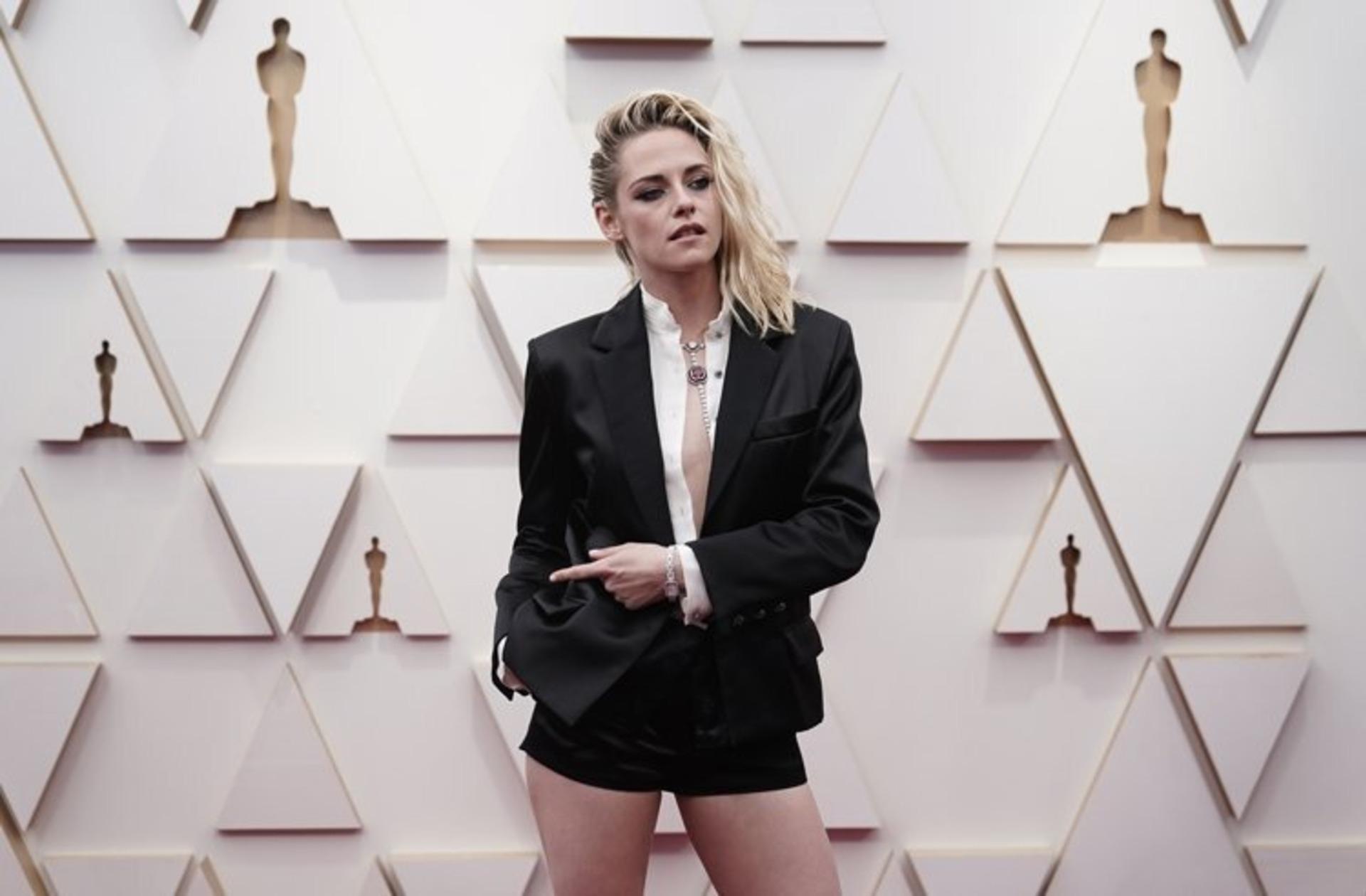 Kristen Stewart'ın Oscar gecesinde giydiği mini saten şorta uygun fiyatlı alternatif öneriler